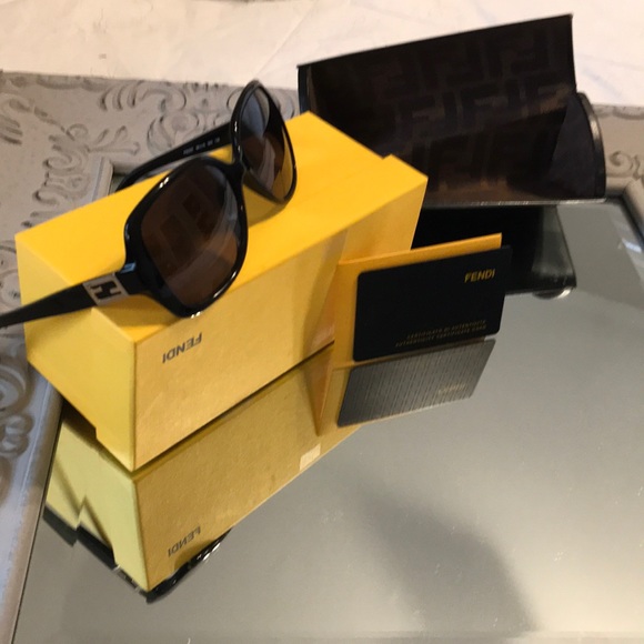 Fendi Sunglaases - Picture 2 of 6